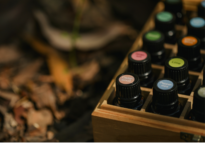 Cajita de madera con distintos aceites esenciales: opción universal cuando no se conocen las preferencias exactas de quien lo recibe.