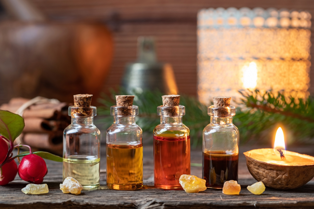 Recipientes egipcios antiguos con aceites esenciales y sustancias aromáticas