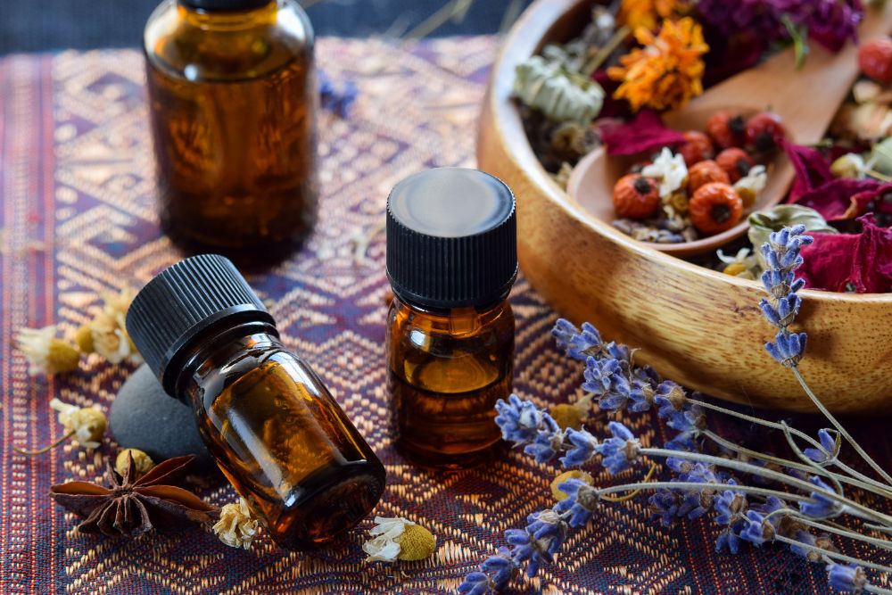 Aceite esencial en un frasco de vidrio con decoraciones naturales para aromaterapia