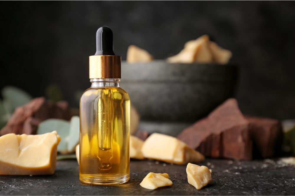 Frasquitos de vidrio con aceites esenciales para preparar una mezcla aromática