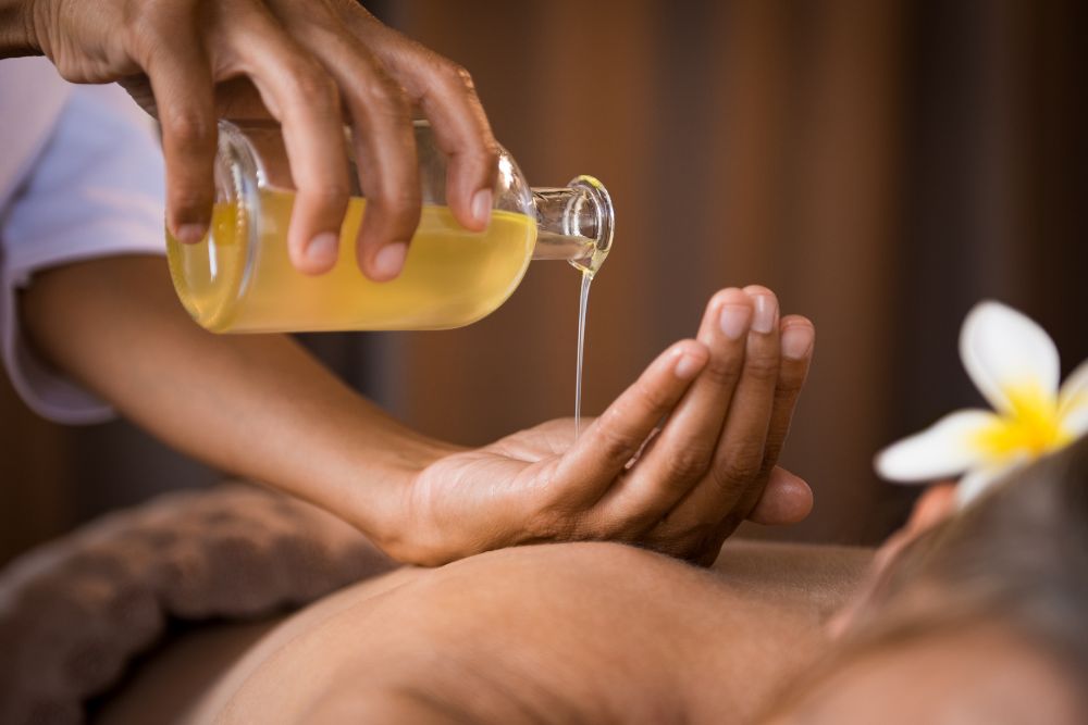Baño relajante con aceite de limón y velas para aromaterapia