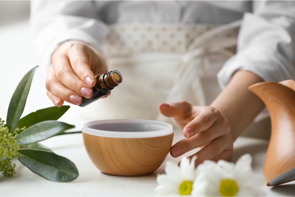Mujer durante una aromaterapia relajante con aceites esenciales