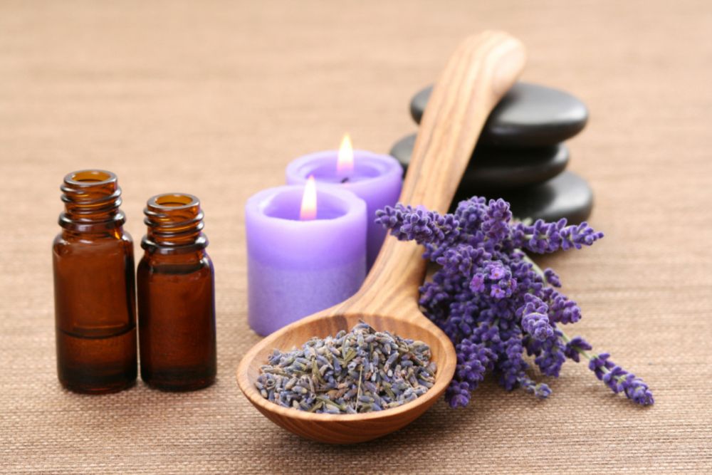 Mezclas de aromaterapia de aceites esenciales en cuencos con flores