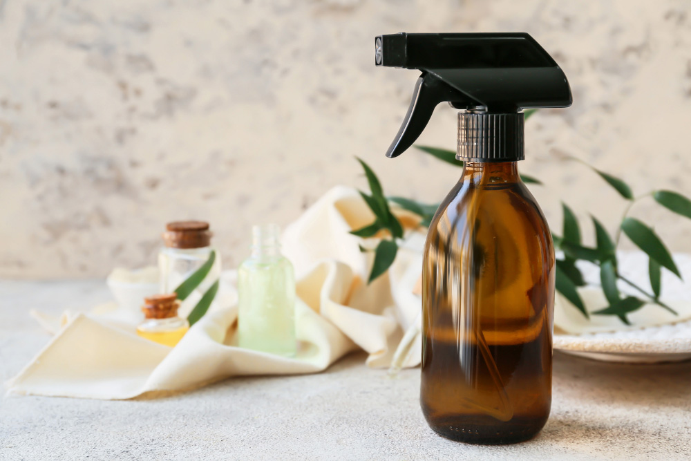 Pulverizador con aceites esenciales naturales y flores para preparar mezclas aromáticas caseras.