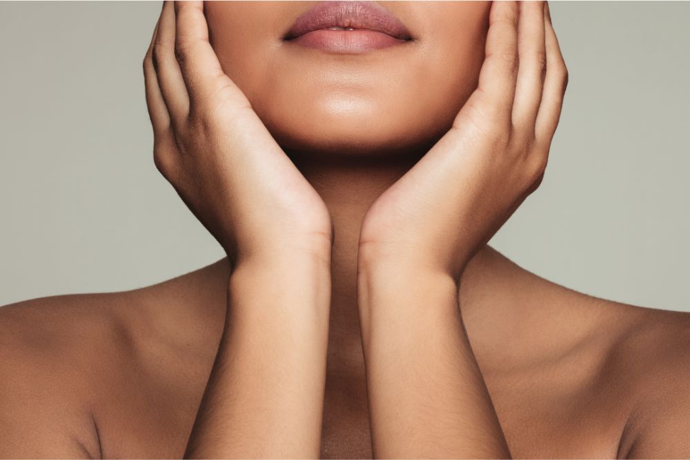 Mujer con la piel limpia – cuidado natural con aceite esencial de árbol de té.