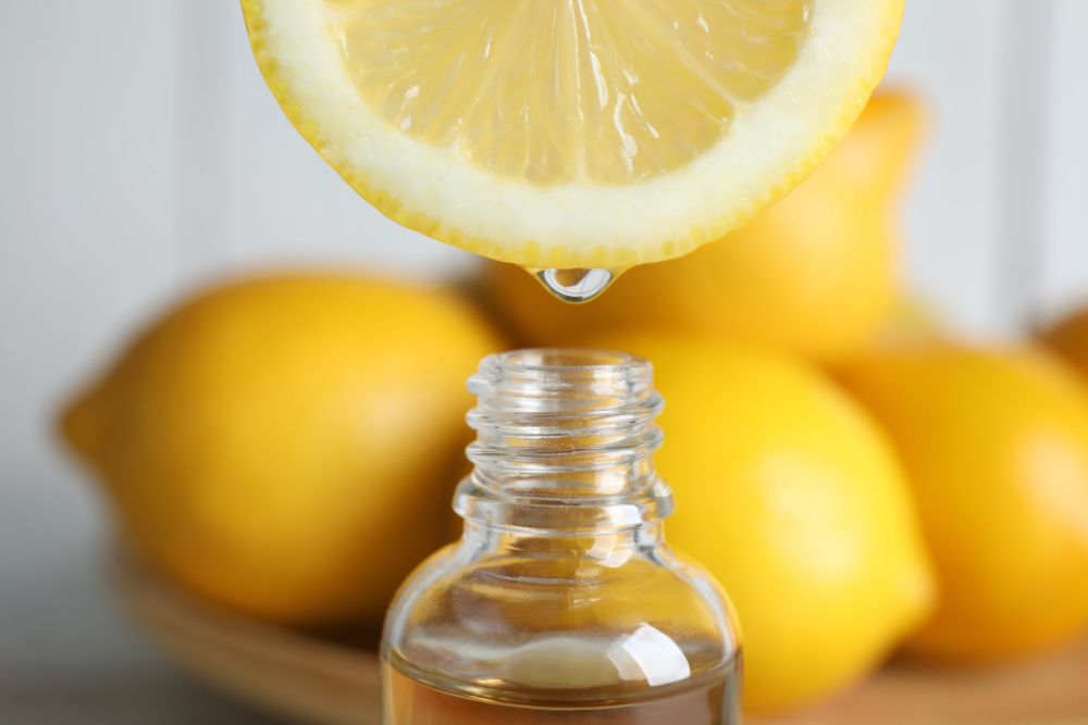 Zumo de limón cayendo en un frasco – los aceites cítricos pueden ser fotosensibles.