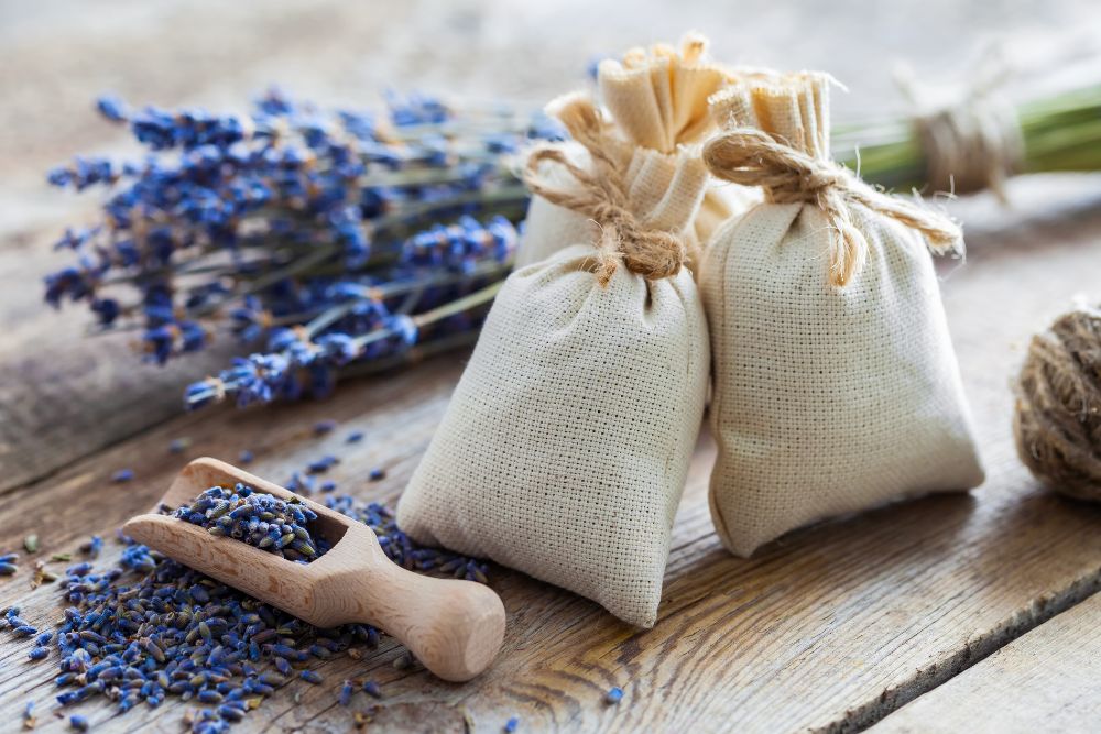 Saquitos aromáticos de tela con lavanda para el armario