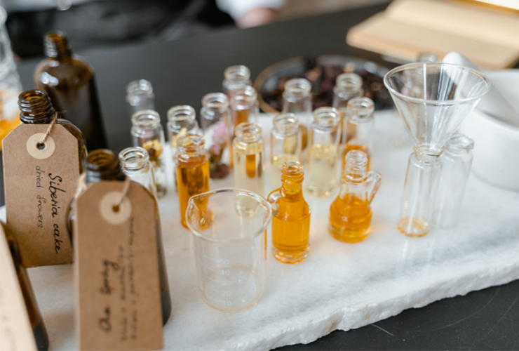 Muestras de aceites esenciales en frascos de laboratorio para el control de calidad.
