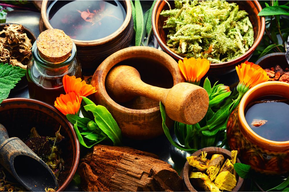 Recipiente antiguo con aceites aromáticos y especias evocando el uso histórico de la aromaterapia