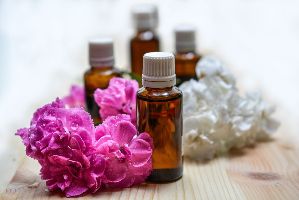 Aceites esenciales y flores utilizados en aromaterapia para refrescar el aire del hogar