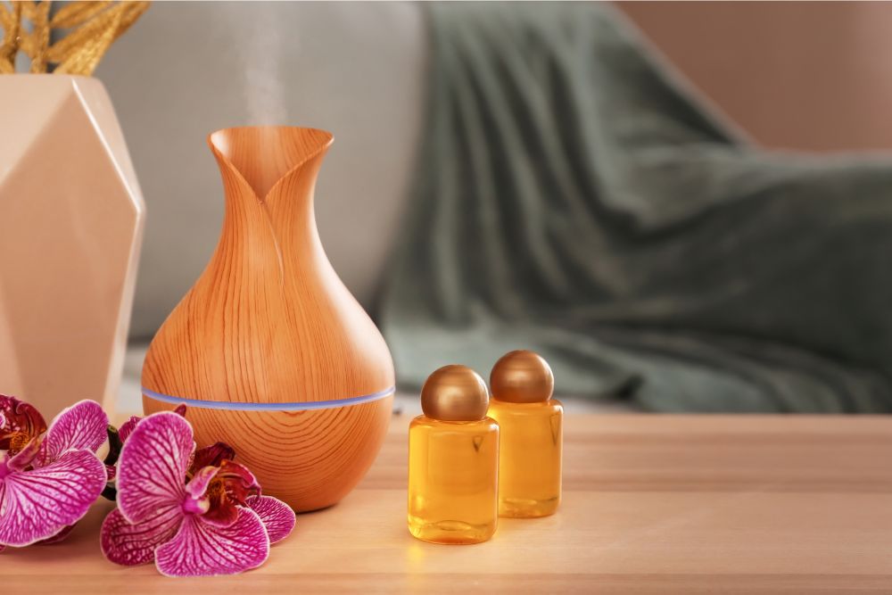 Difusor de aromas con una flor y aceites: símbolo de relajación mediante la aromaterapia