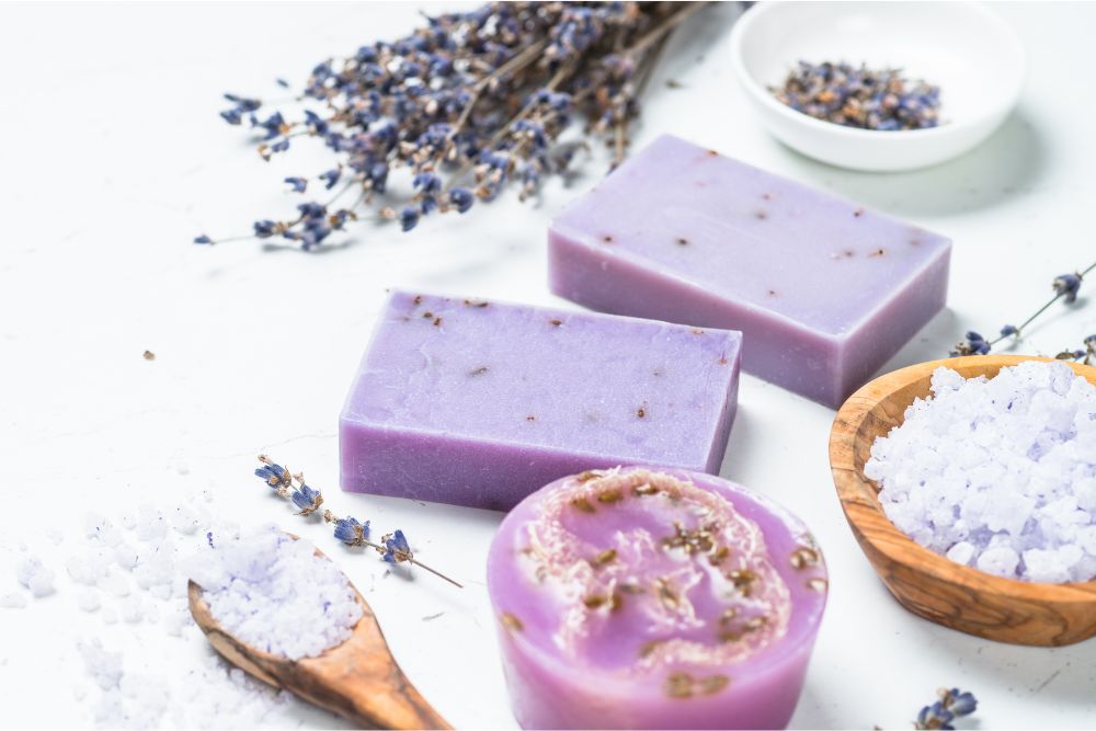 Jabón de lavanda violeta y cosmética natural con aceite esencial: inspiración para la elaboración casera.