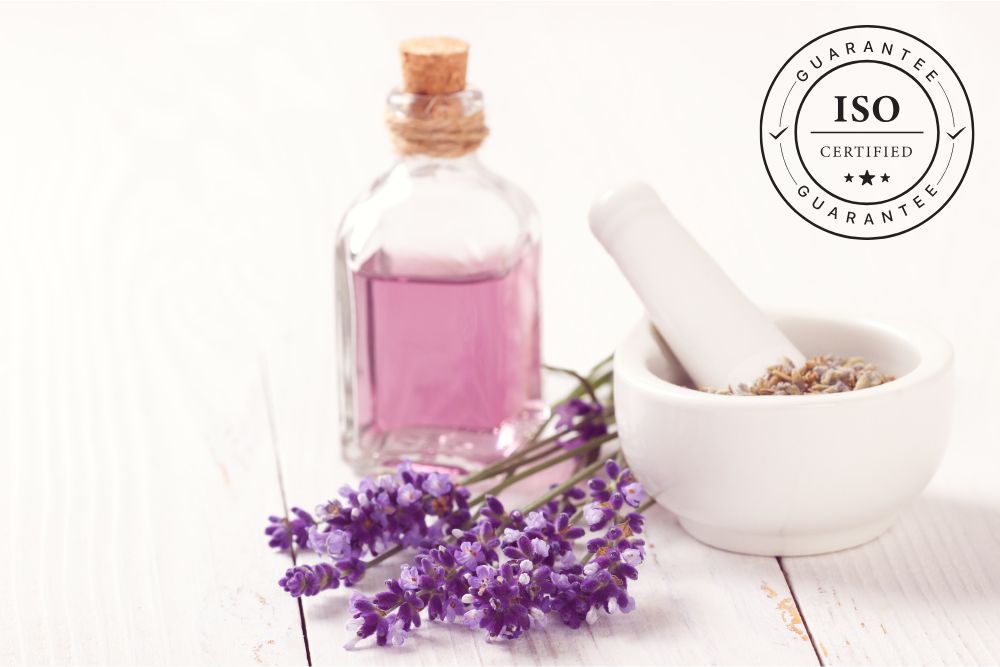 Aceite esencial con lavanda y símbolo de certificación ISO: muestra del énfasis en la calidad y la pureza.