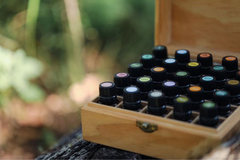 Almacenamiento correcto de aceites esenciales en frascos oscuros protegidos de la luz y del calor