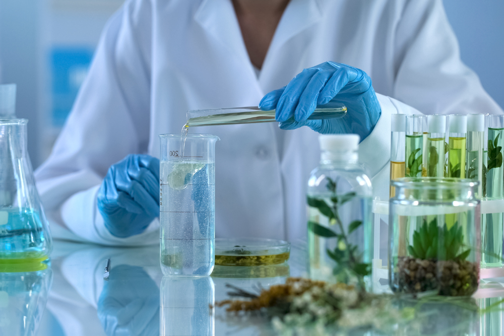 Una científica analiza aceites esenciales en el laboratorio: investigación de los efectos de las sustancias naturales y de la aromaterapia