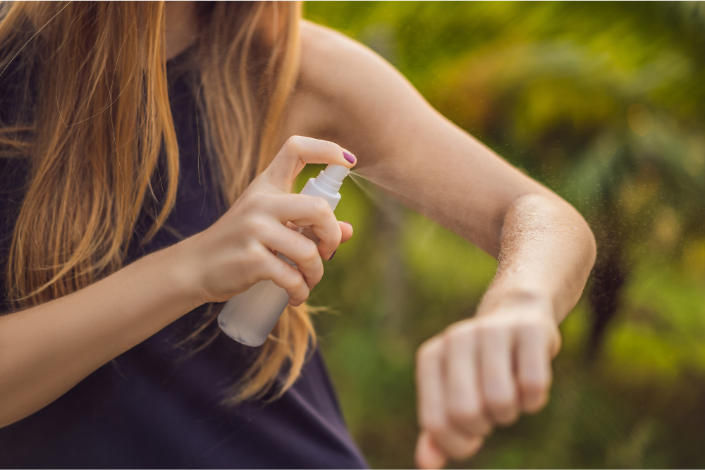 Aplicación de un spray natural sobre la piel: ilustración de una alternativa suave a los repelentes químicos.