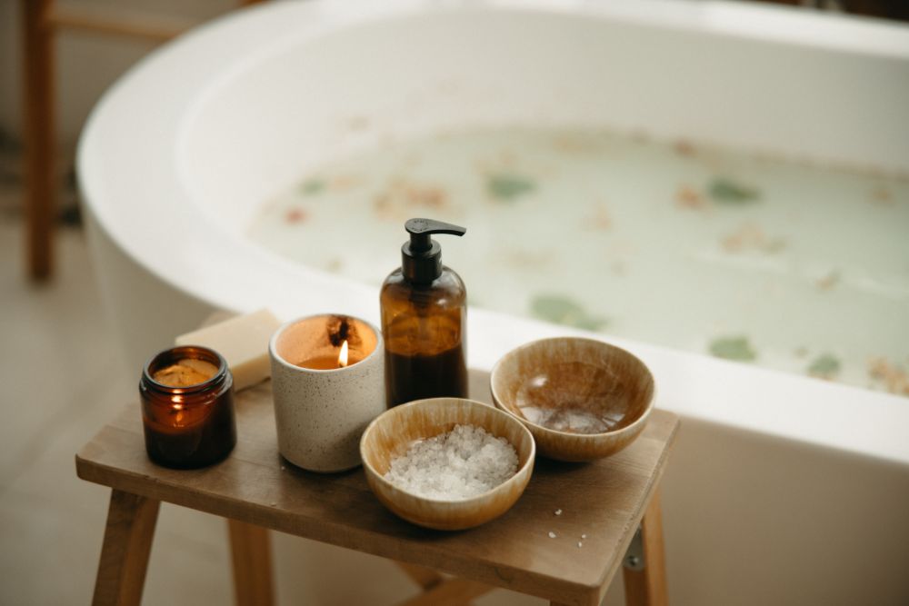 Baño relajante con velas y aceites esenciales
