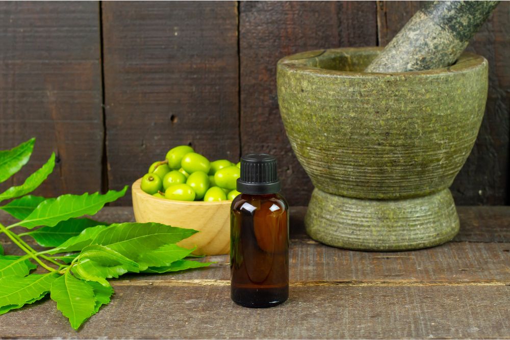 Aceites esenciales ayurvédicos con hierbas sobre fondo de madera