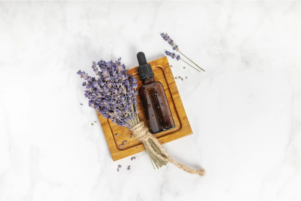 Mujer relajándose con aceites esenciales aromáticos