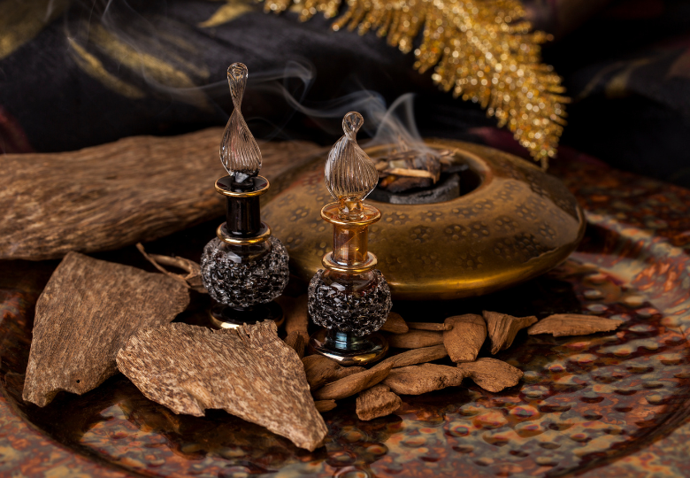 Objetos rituales tradicionales indígenas con aceites esenciales y hierbas sobre una mesa de madera